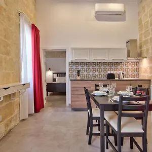 https://vallettastay-old-lodge-apartment-6.hotelssaintjulians.com